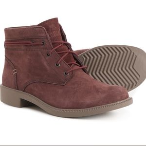 Kodiak Original Wrap Boots in Eggplant. Size 8. NWT.